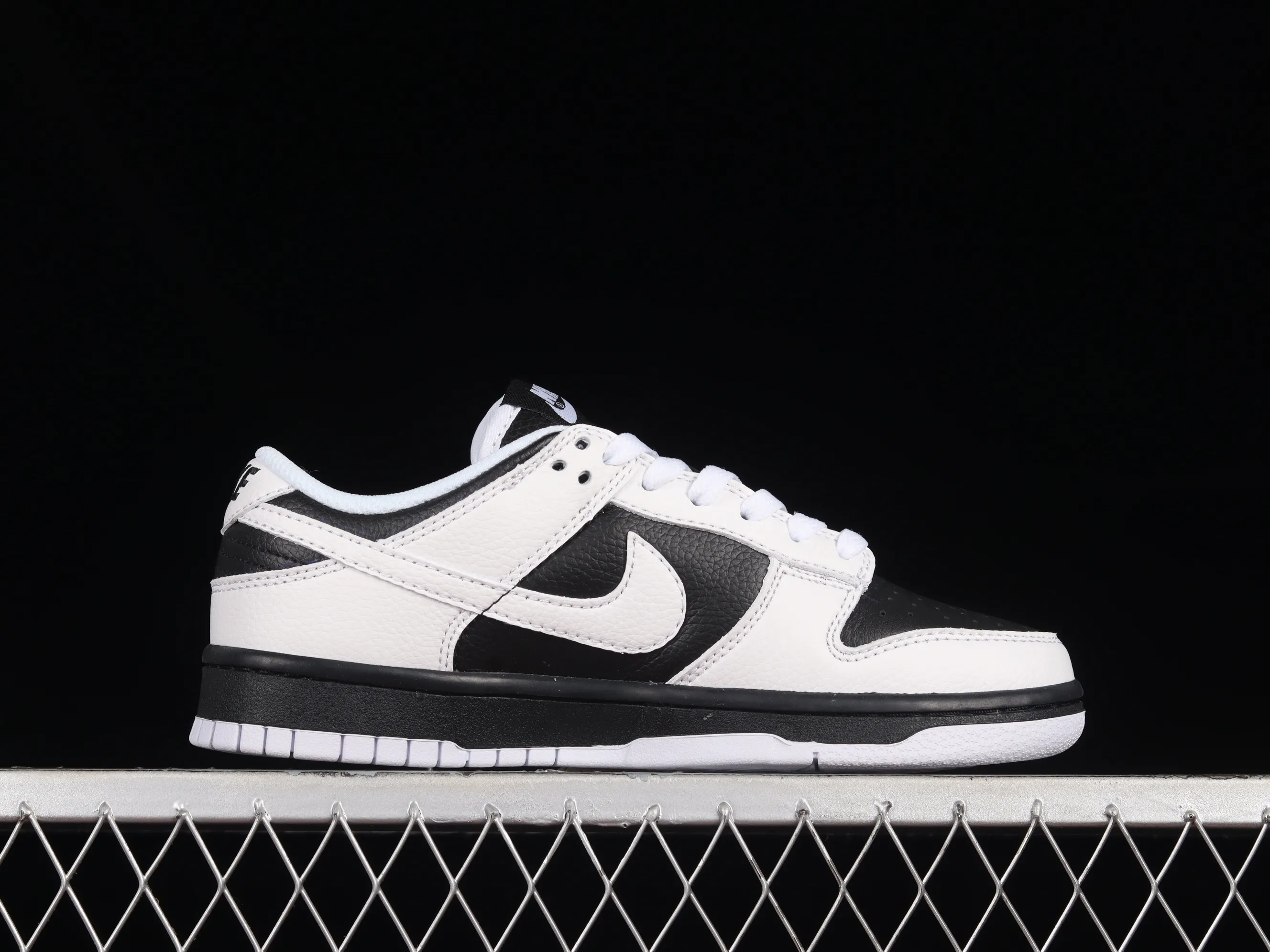 All Categories Nk SB Dunk Series Nk SB Dunk Low Low-top Sneakers F Version Nk Dunk Low "Reverse Panda" White and Black Reverse Panda SB Smashing Backboard Fashion Casual Sneakers FD9064-011